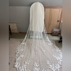 Cathedral length Ivory Veil flower details